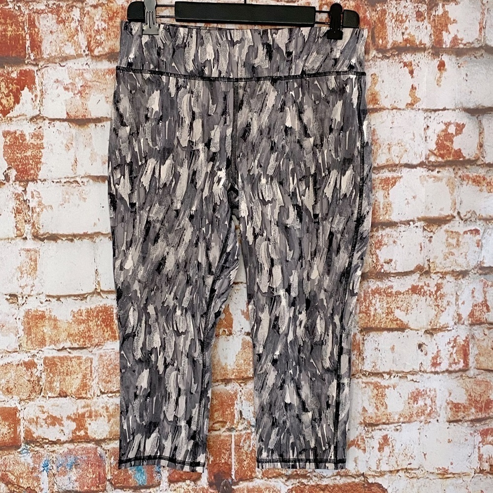 Forever 21 Black Gray Brush Stroke Print Cropped Leggings Capris Yoga Pants L